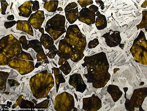 Pallasite có cấu tạo một nửa là sắt nikel, một nửa là olivin.